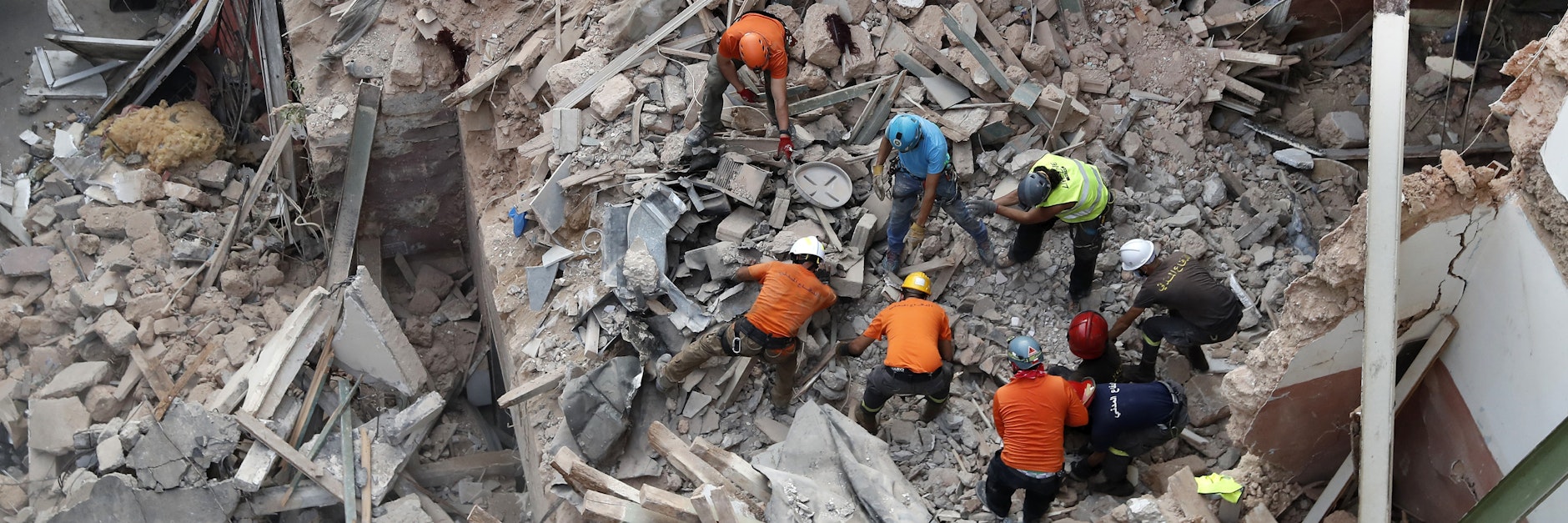 Libanesische und chilenische Rettungskräfte suchen in den Trümmern eines eingestürzten Gebäudes, nachdem sie Signale erhalten haben, dass es einen Überlebenden geben könnte.