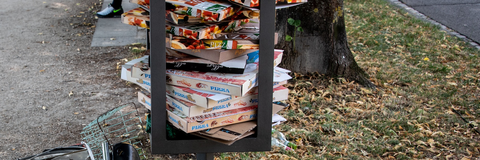 In Regensburg sammeln sich Pizzakartons in einem Stahlgestänge.