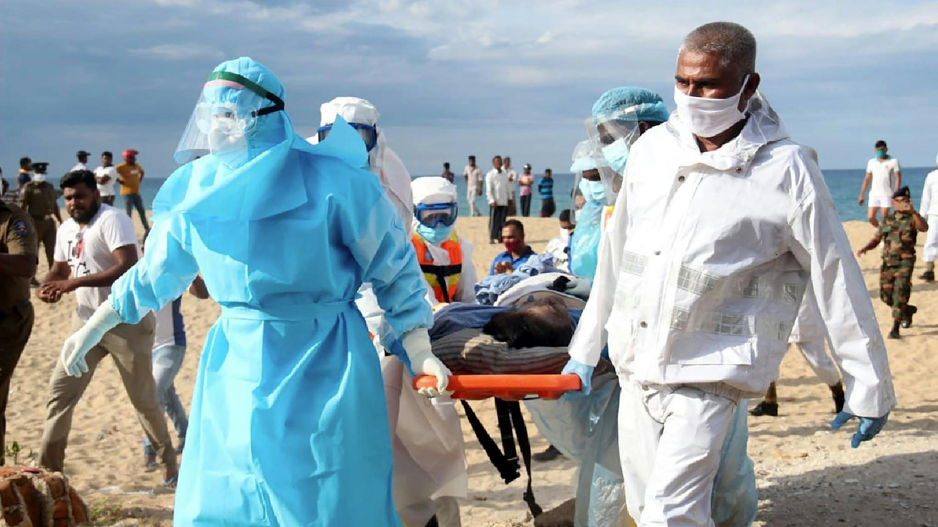 Ein verletztes Crew-Mitglied der „New Diamond“ wird ins Krankenhaus gebracht.