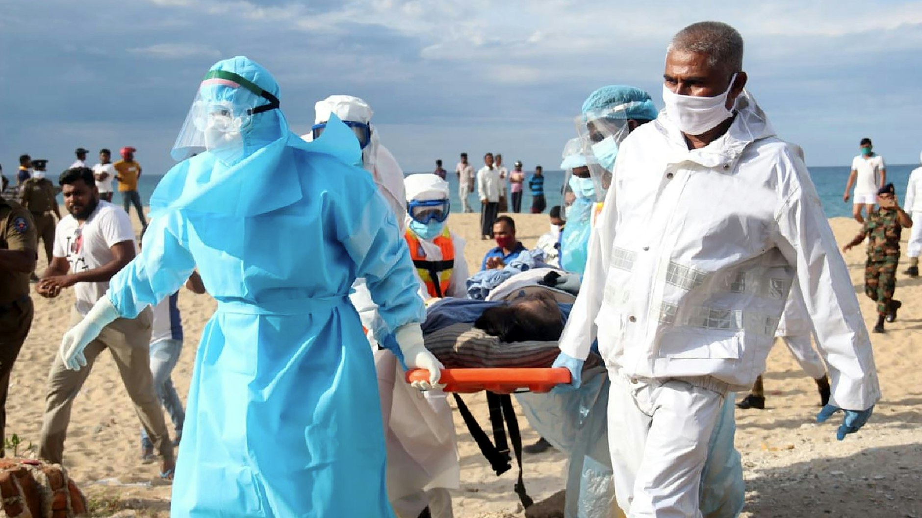 Ein verletztes Crew-Mitglied der&nbsp;„New Diamond“ wird ins Krankenhaus gebracht.