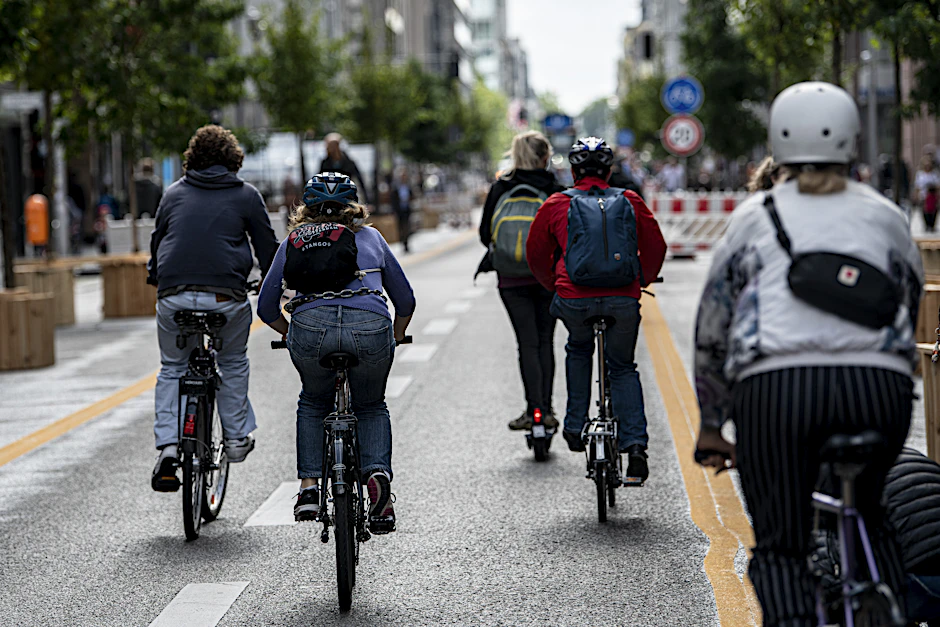 Fahrradfahrer fahren auf dem neuen autofreien Abschnitt der Friedrichsstraße.