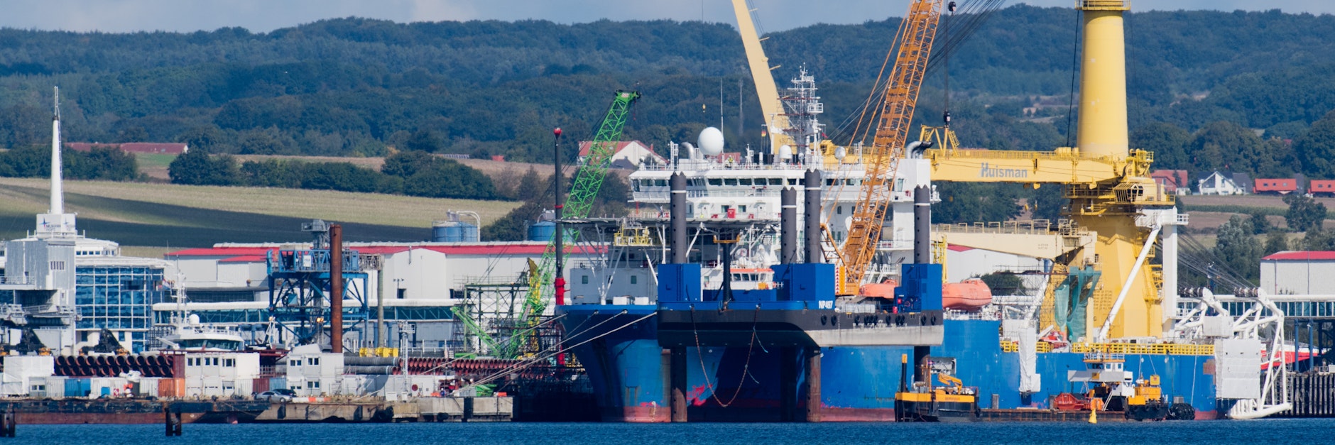 Das russische Verlegeschiff "Akademik Tscherski" liegt für seinen Einsatz zum Weiterbau der Ostsee-Pipeline Nord Stream 2.