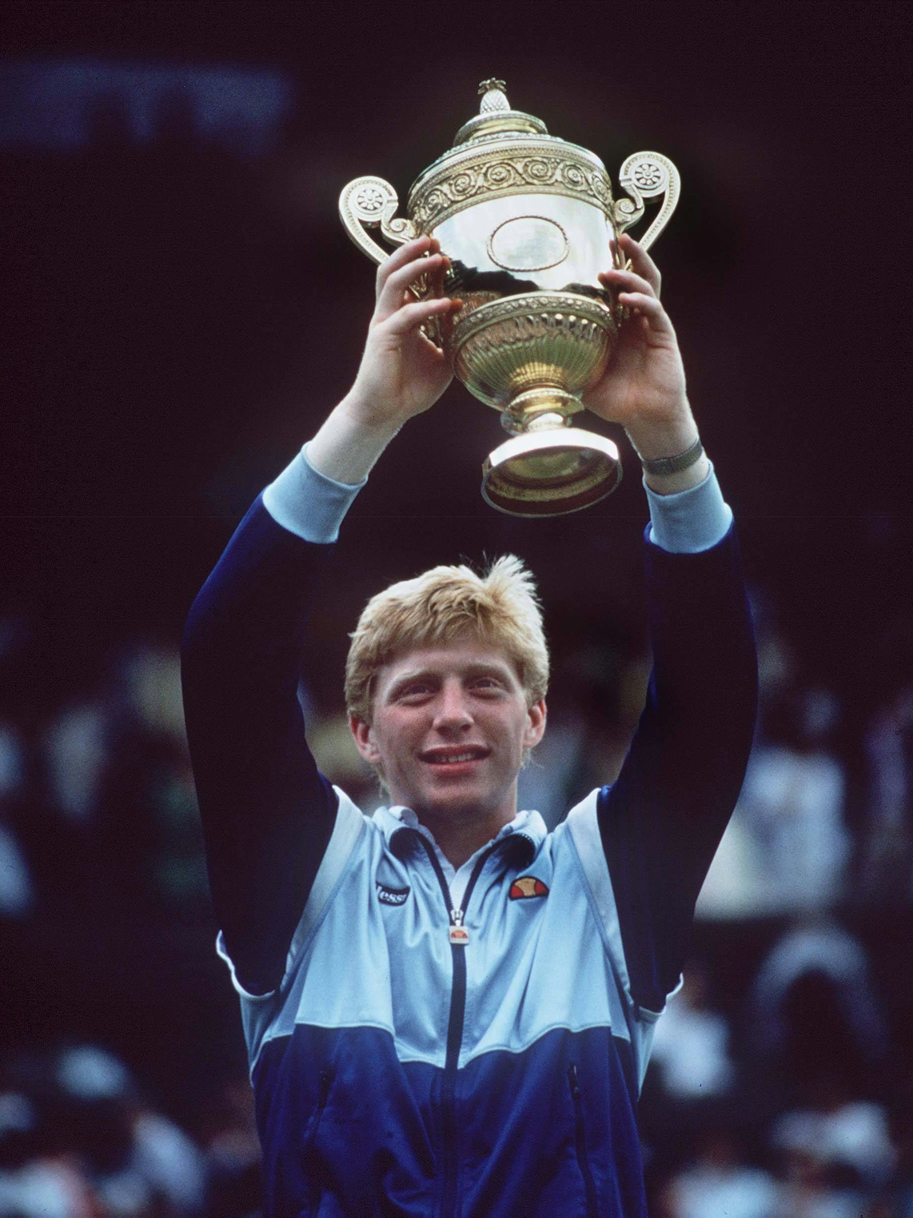 Mit 17 Jahren gewinnt Boris Becker am 7. Juli 1985 sensationell das Wimbledon-Finale. Den Pokal musste er im vergangenen Jahr zwangsversteigern.