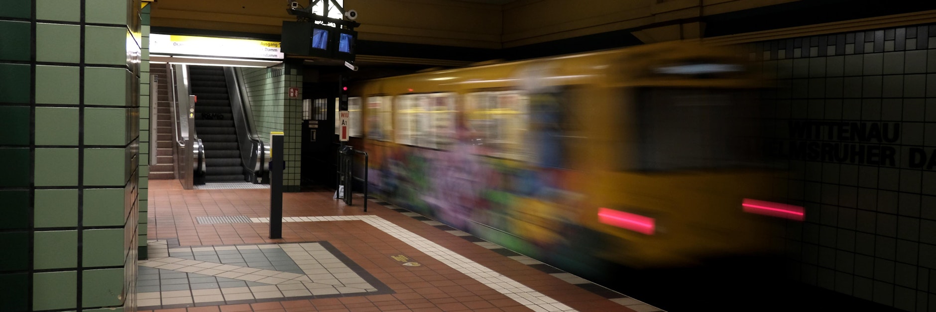 Ein Zug der U-Bahnlinie 8 verlässt den Bahnhof Wittenau. In einer solchen Situation wurde am Donnerstag eine Sechsjährige mitgeschleift, weil sie in der Tür eines Waggons eingeklemmt war. 