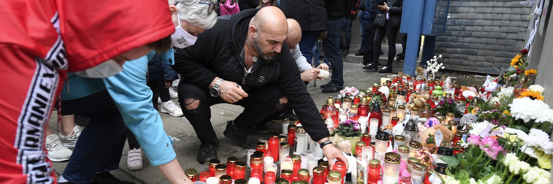 Nachbar Kasim Ayten legen Plüschtiere, Blumen und Kerzen vor dem Haus nieder, in dem fünf Kinder tot aufgefunden worden sind.&nbsp;