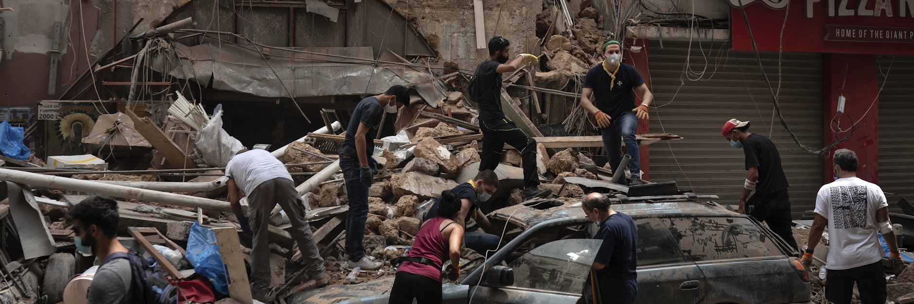 Menschen auf der Suche nach verschütteten Überlebenden in den Trümmern von Beirut.