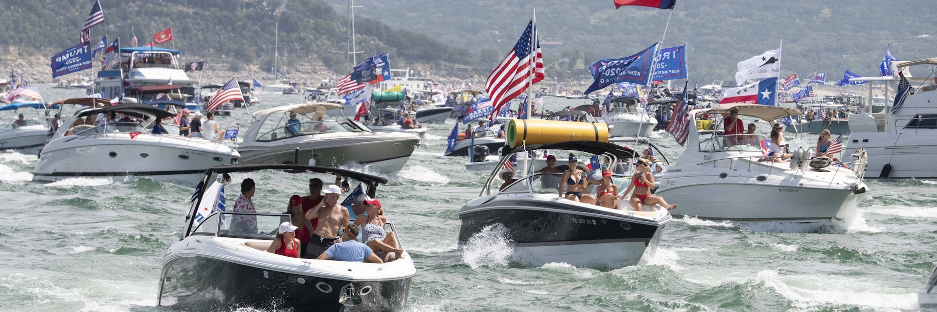 Unterstützer von Donald Trump bei der Bootsparade auf dem Lake Travis in Texas.