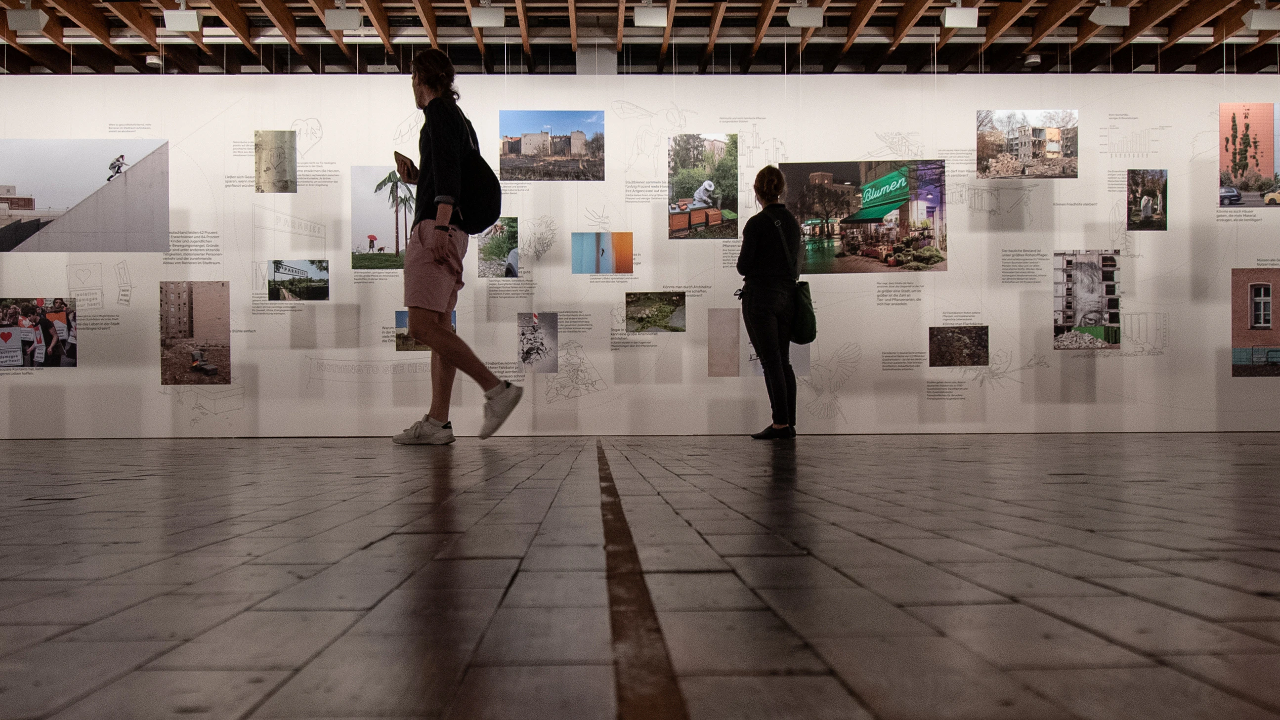 Teilnehmer eines Pressetermins in der Akademie der Künste schauen sich die Ausstellung „urbainable – stadthaltig“ an, die am 5. September 2020 eröffnet wurde.