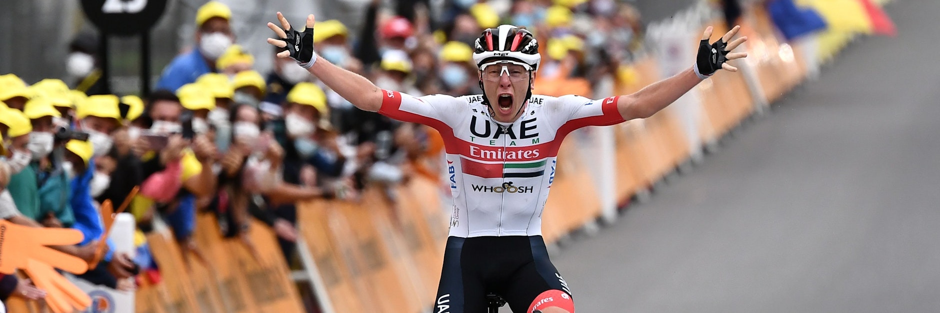 Tadej Pogacar freut sich über den Sieg in Laruns.