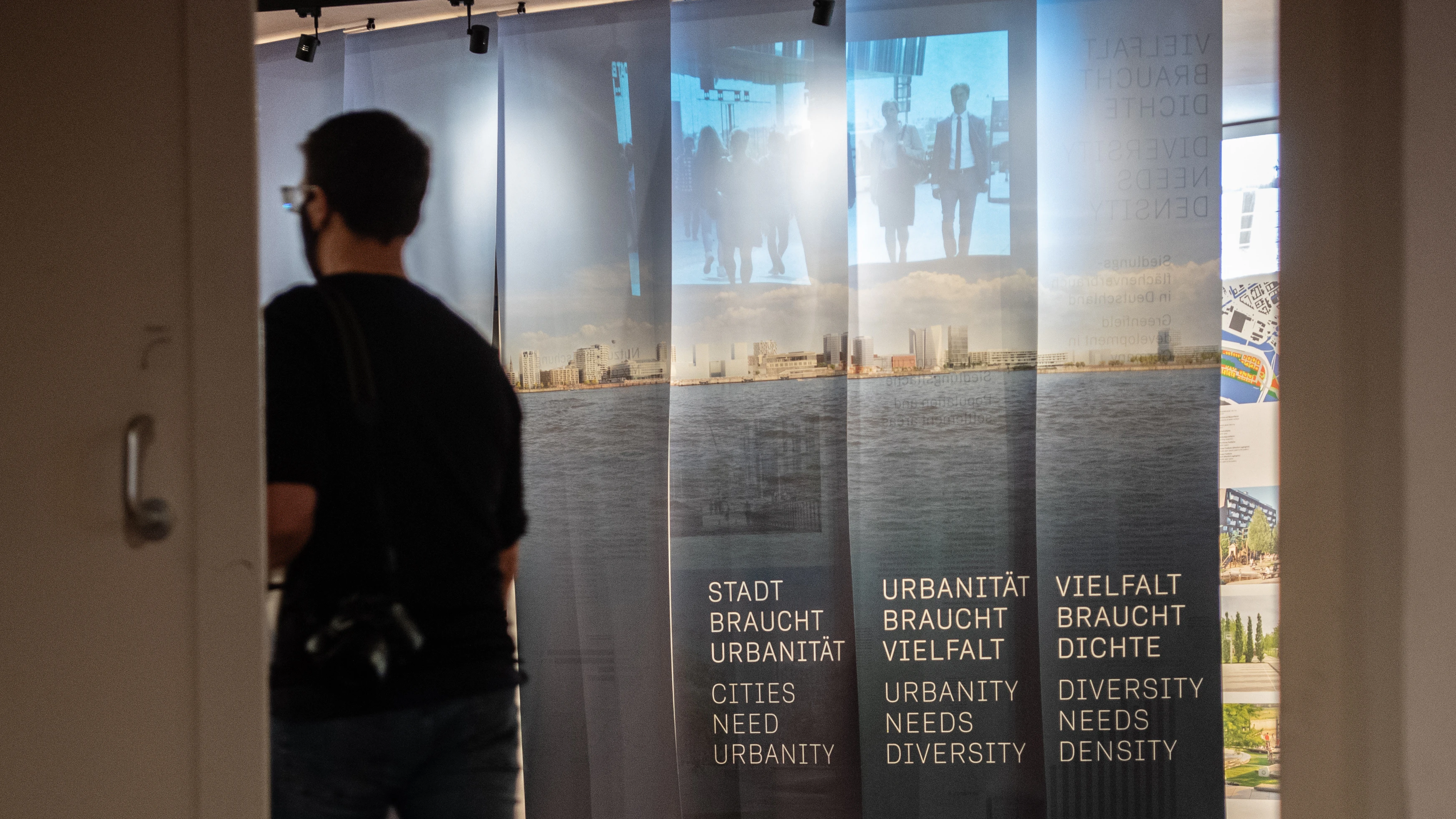 Ein Besucher der Ausstellung&nbsp;„urbainable – stadthaltig“ in der Akademie der Künste am Hanseatenweg, die am 5. September 2020 eröffnet wurde.