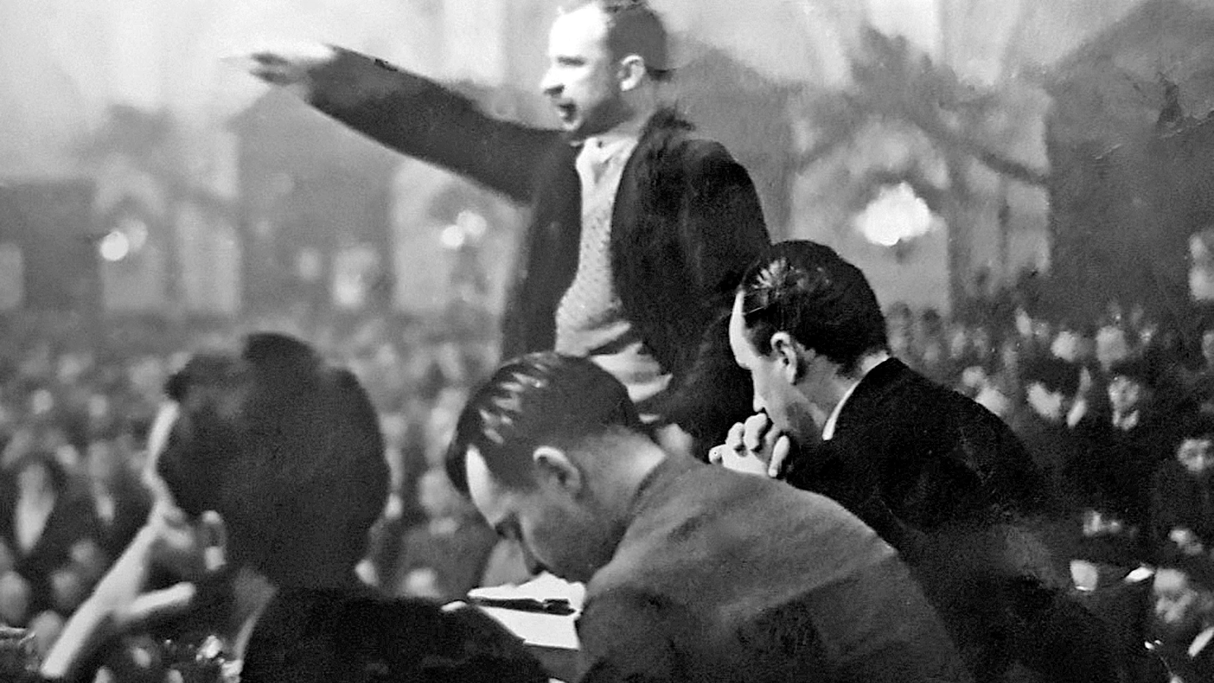 Walter Ulbricht bei einer Wahlkampfrede&nbsp;am 22. Januar 1931 im Saalbau Friedrichshain. Vorne links sitzt sein Konkurrent, damalige Berliner Gauleiter der NSDAP, Joseph Goebbels.