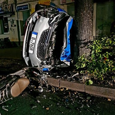 Das Polizeiauto rammte auch einen geparkten Motorroller.<br>