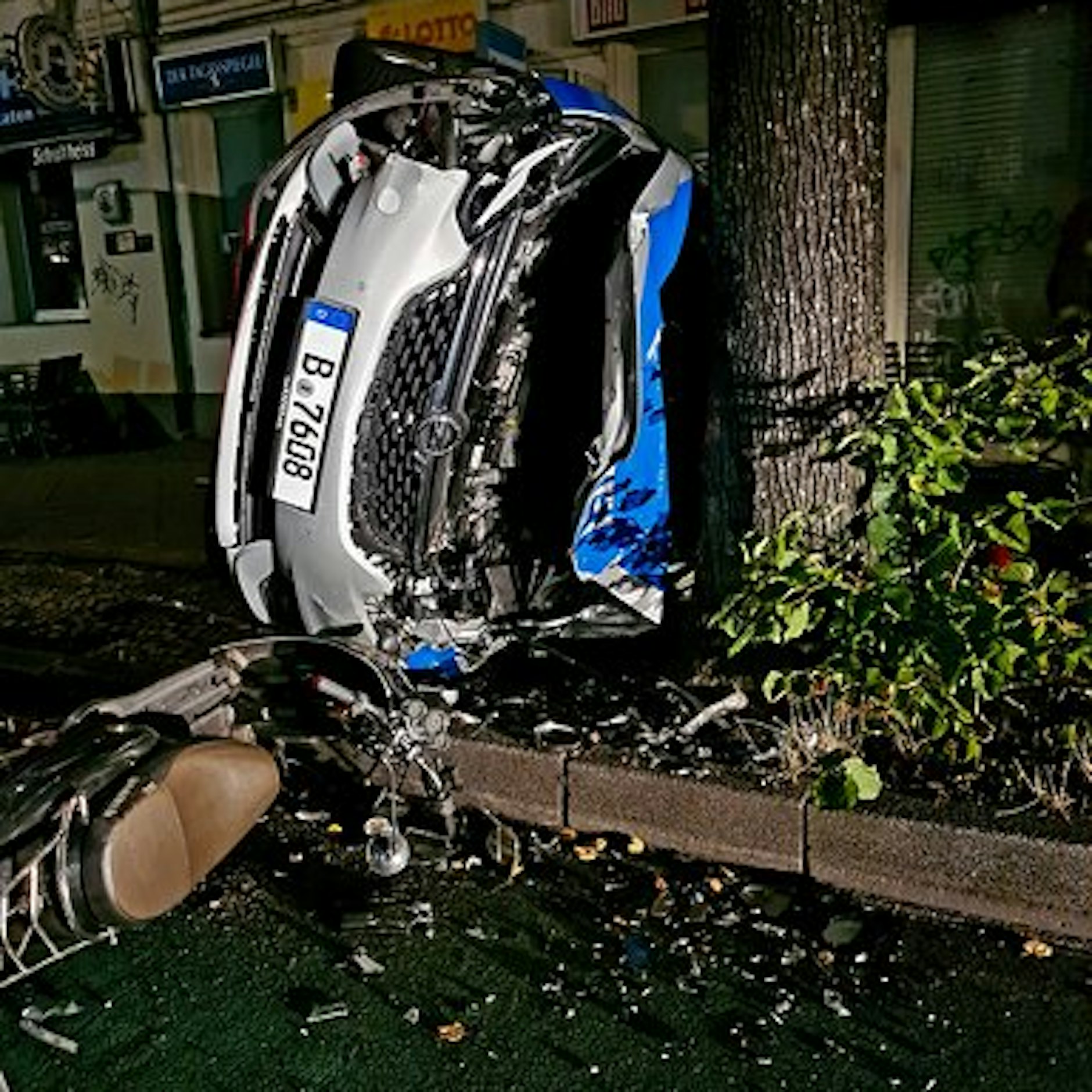 Das Polizeiauto rammte auch einen geparkten Motorroller.<br>