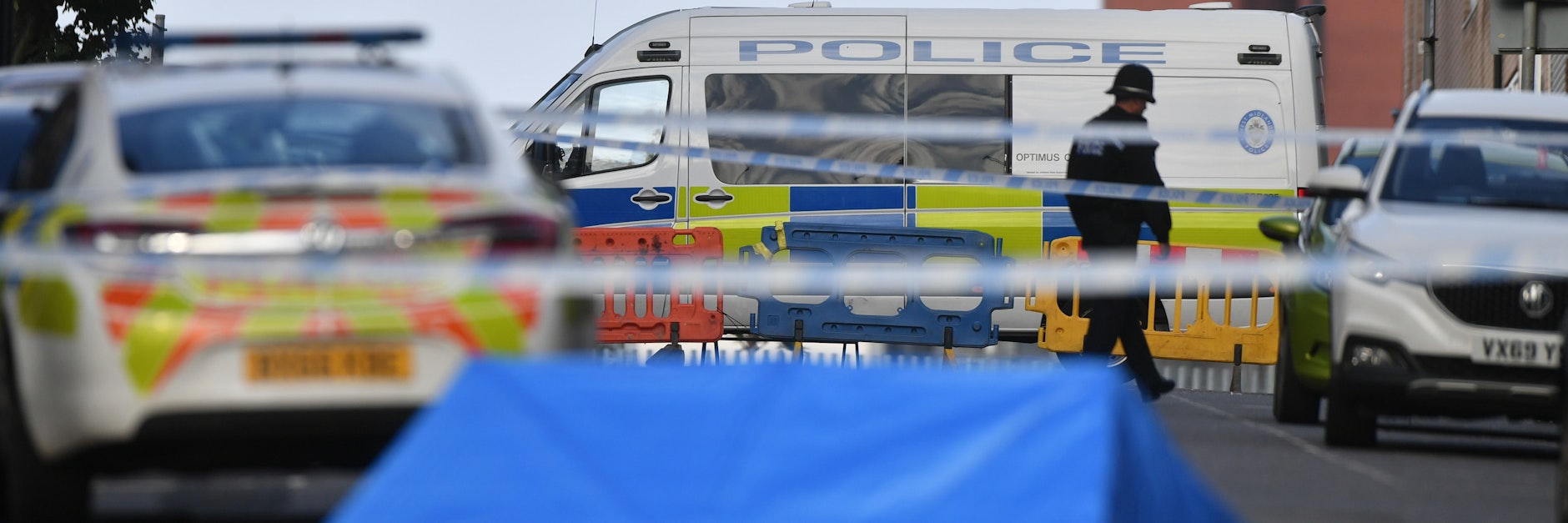 Polizei steht am abgesperrten Tatort im Stadtzentrum von Birmingham - auch dort wurden im Stadtzentrum mehrere Menschen durch Messerstiche verletzt.