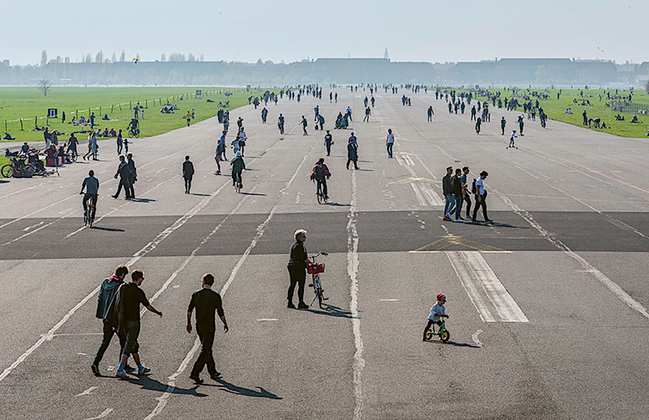 Ein Bild von Erik-Jan Ouwerkerk, das in der Ausstellung „urbainable – stadthaltig“ in der Akademie der Künste in Berlin gezeigt wird.