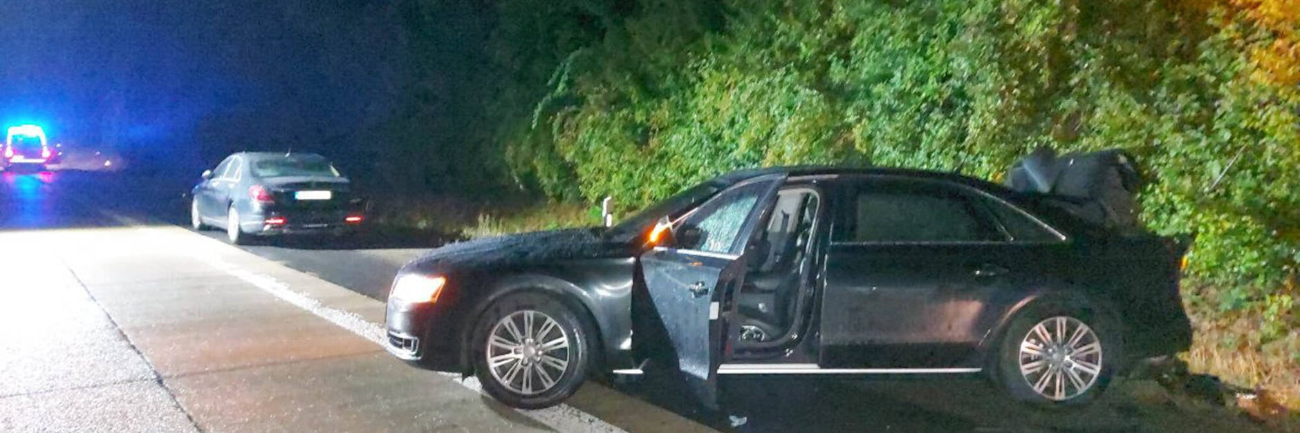 Das Fahrzeug von Ministerpräsident Kretschmann, ein Begleitfahrzeug sowie ein weiteres am Verkehrsunfall beteiligtes Fahrzeug stehen nach einem Zusammenstoß am Straßenrand.