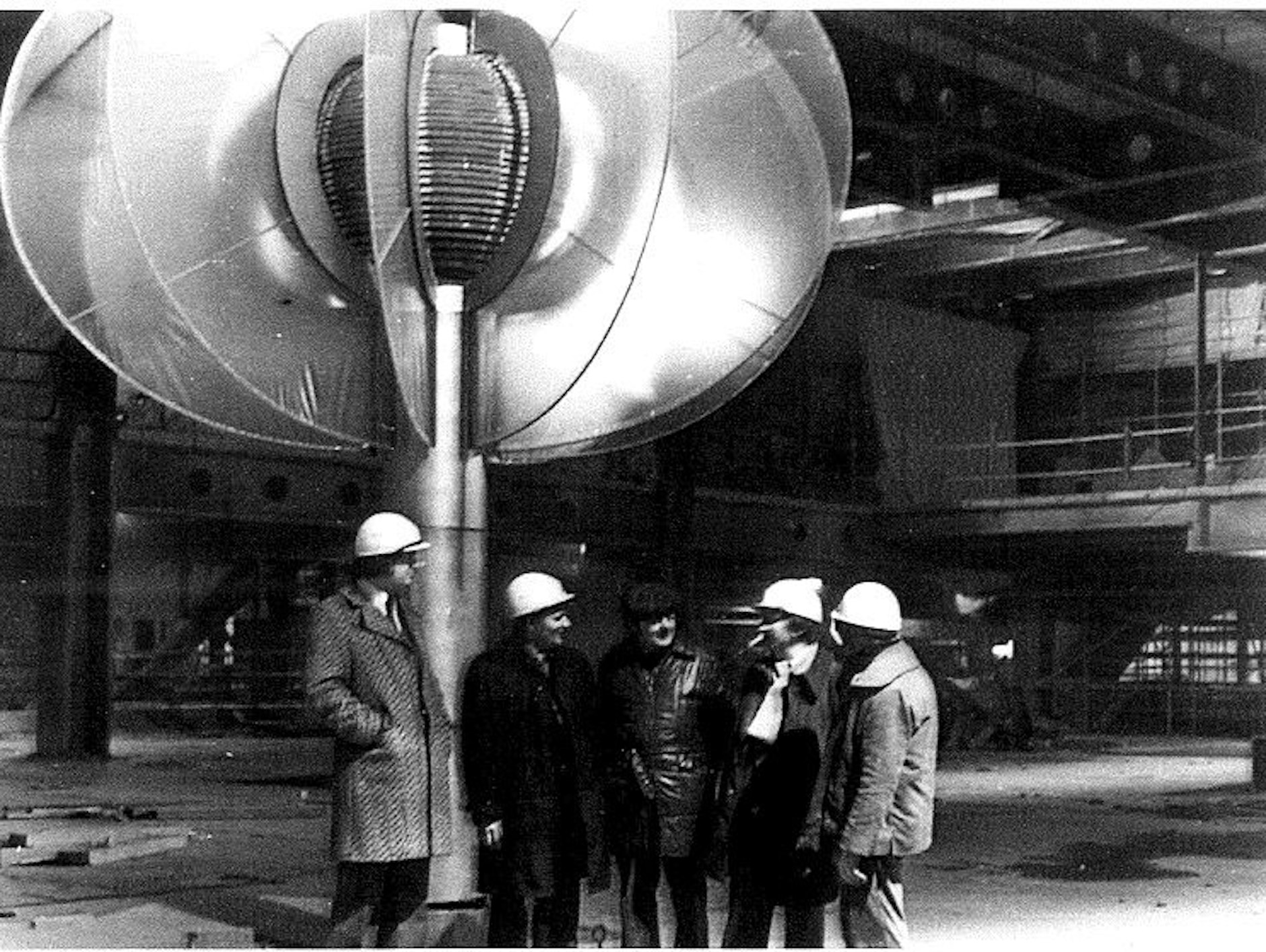 Baustellenberatung 1975 im Rohbau des Palastes der Republik unter der Gläserne Blume im Hauptfoyer, links der verantwortliche Architekt Wolf R. Eisentraut.