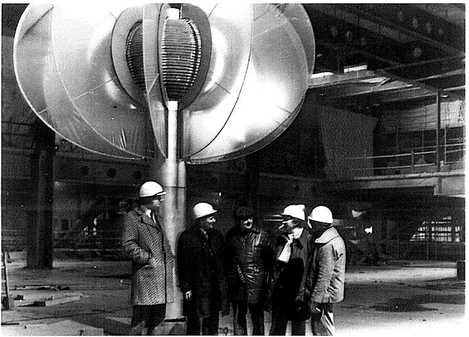 Baustellenberatung 1975 im Rohbau des Palastes der Republik unter der Gläserne Blume im Hauptfoyer, links der verantwortliche Architekt Wolf R. Eisentraut.