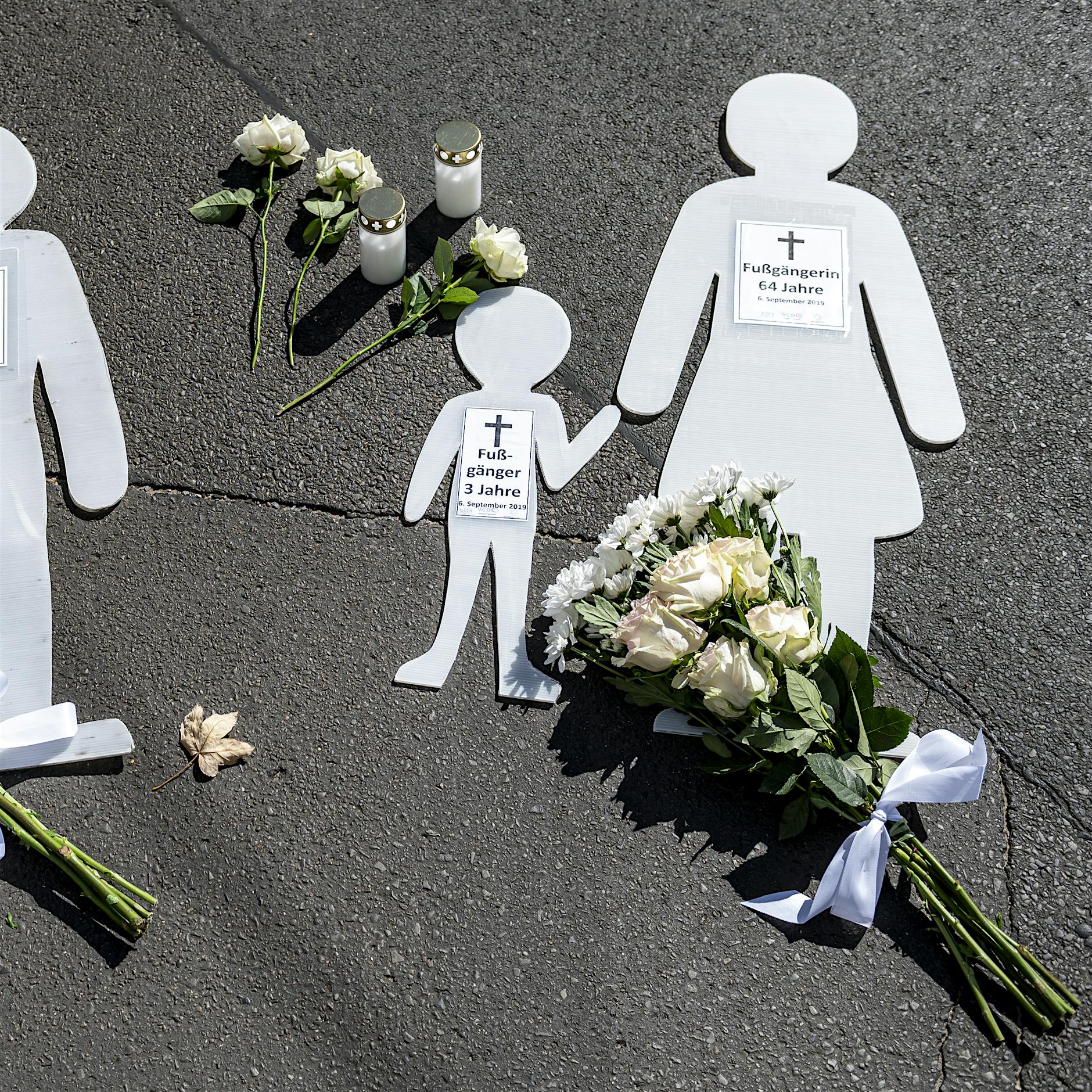 Image - 100 Menschen gedenken der Toten des schweren Autounfalls vor einem Jahr