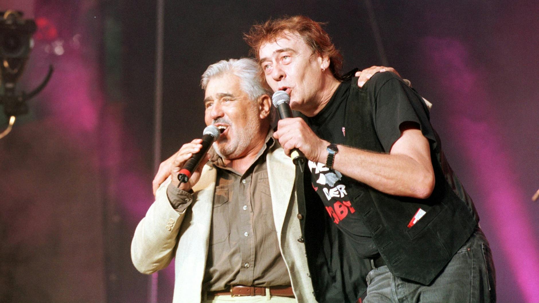 Ganz leger im Sacko tritt Mario Adorf mit Maschine beim 30. Puhdys-Geburtstag in der Waldbühne auf (1999).