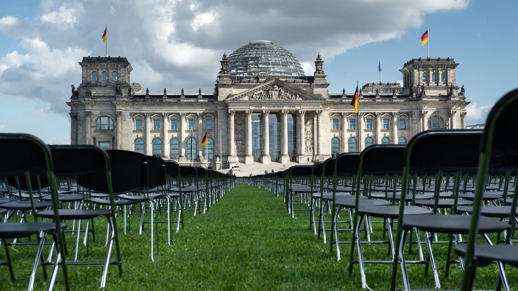 Die schwarzen Aktionsstühle vor dem Reichstag.