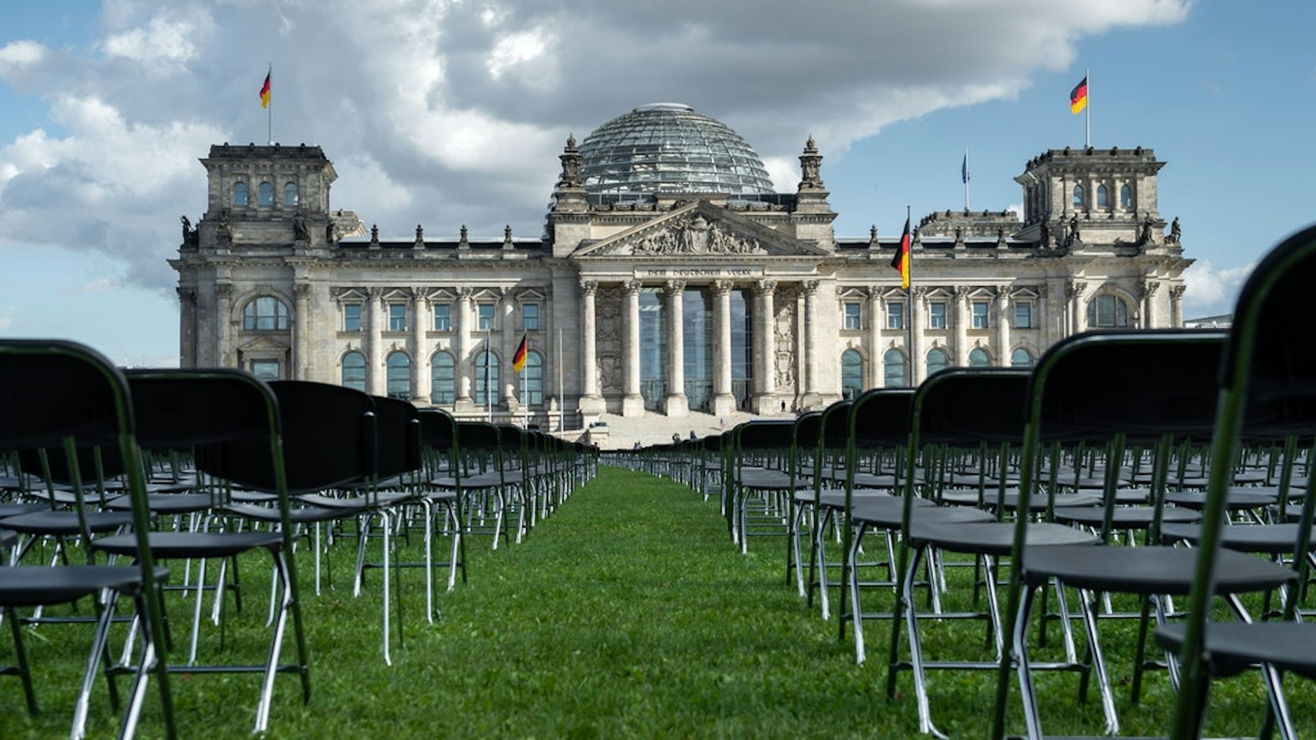 Die schwarzen Aktionsstühle vor dem Reichstag.