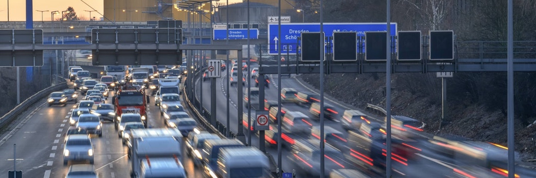 Dichter Verkehr auf der Stadtautobahn  A 100. Die Grünen wollen deutlich weniger Autos in der Stadt.