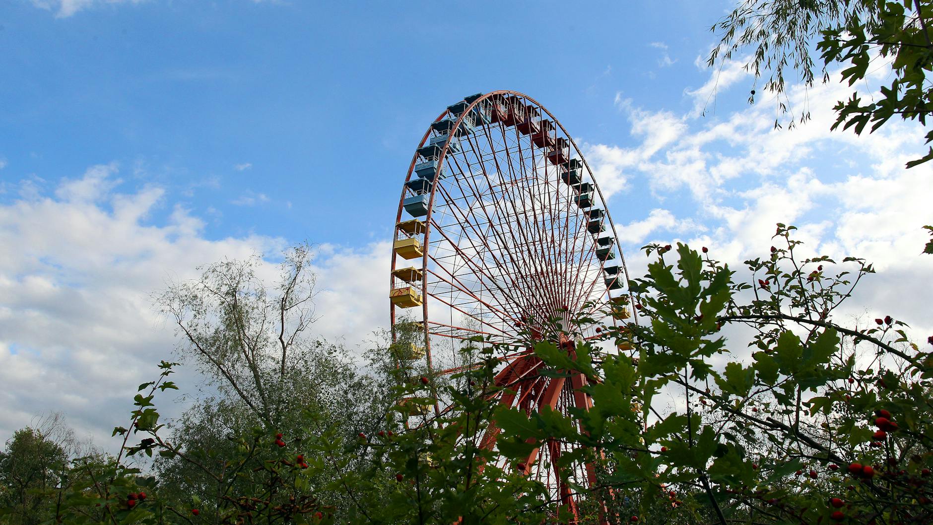 Noch steht das Riesenrad im Spreepark, doch bald soll das Fahrgeschäft zeitweise verschwinden.