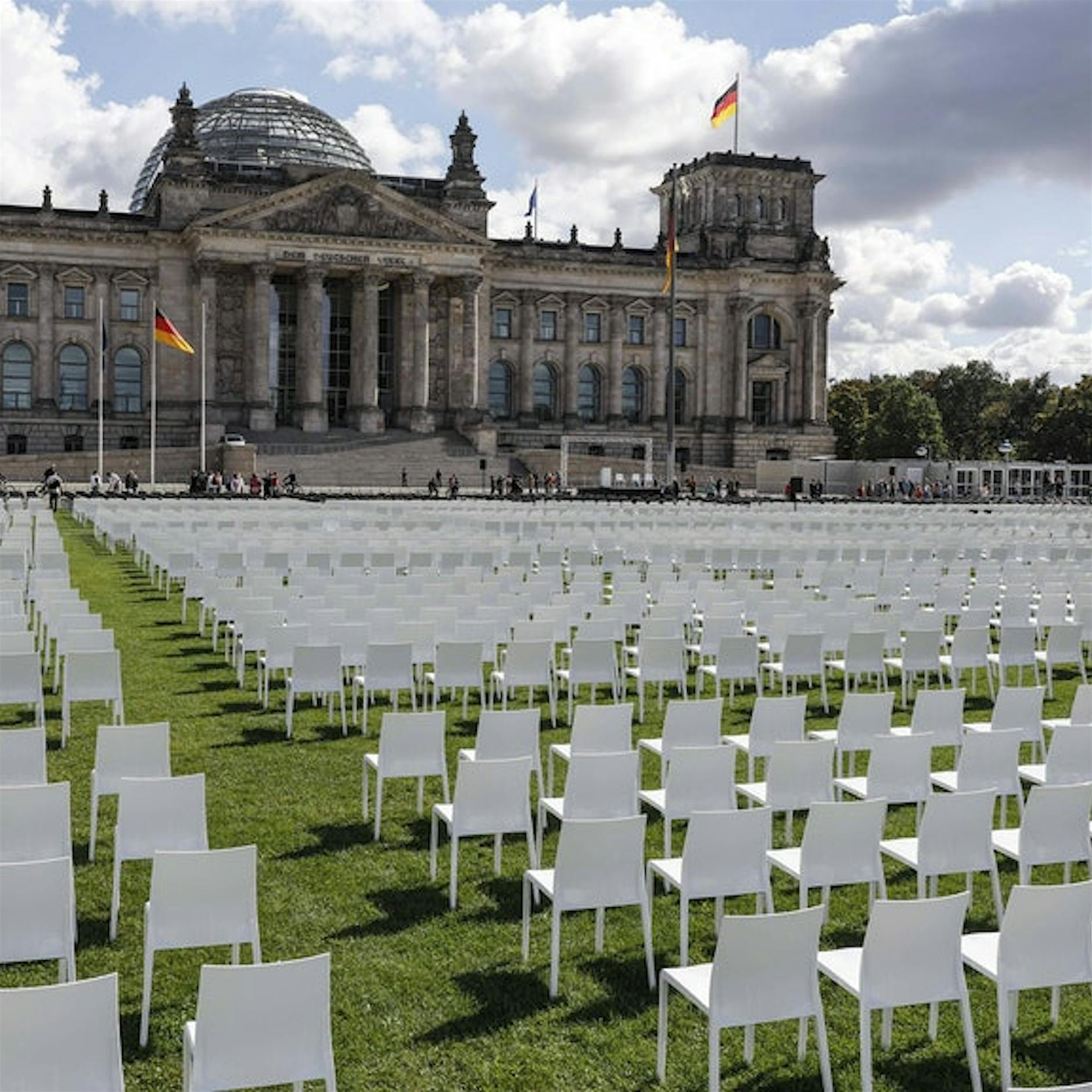 Warum stehen da 13.000 Stühle vor dem Reichstag?