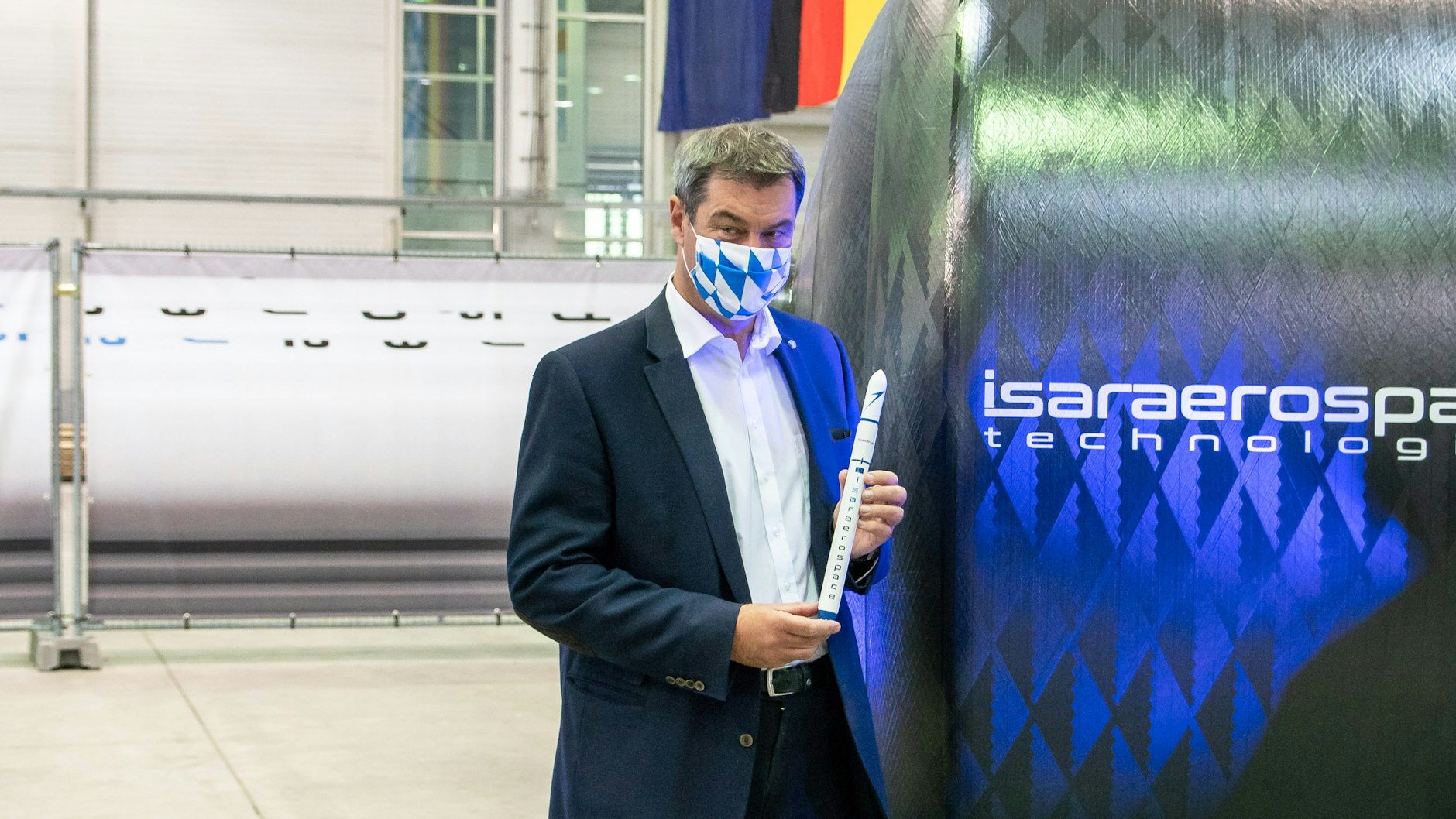 Markus Söder (CSU), Ministerpräsident von Bayern, steht in der Produktion des bayerischen Start-ups Isar Aerospace.