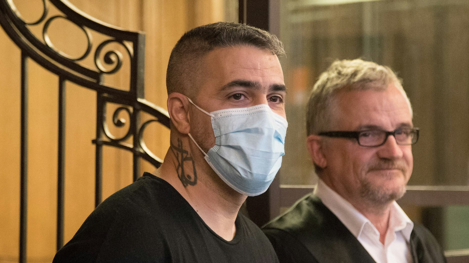 Bushido neben seinem Anwalt vor dem Berliner Landgericht.