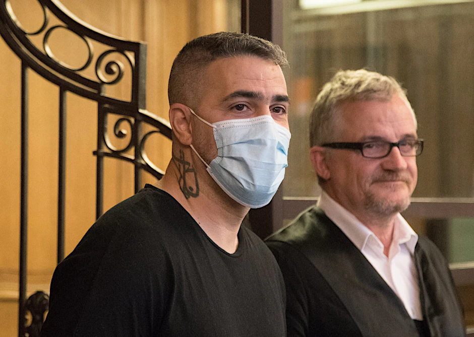 Bushido neben seinem Anwalt vor dem Berliner Landgericht.