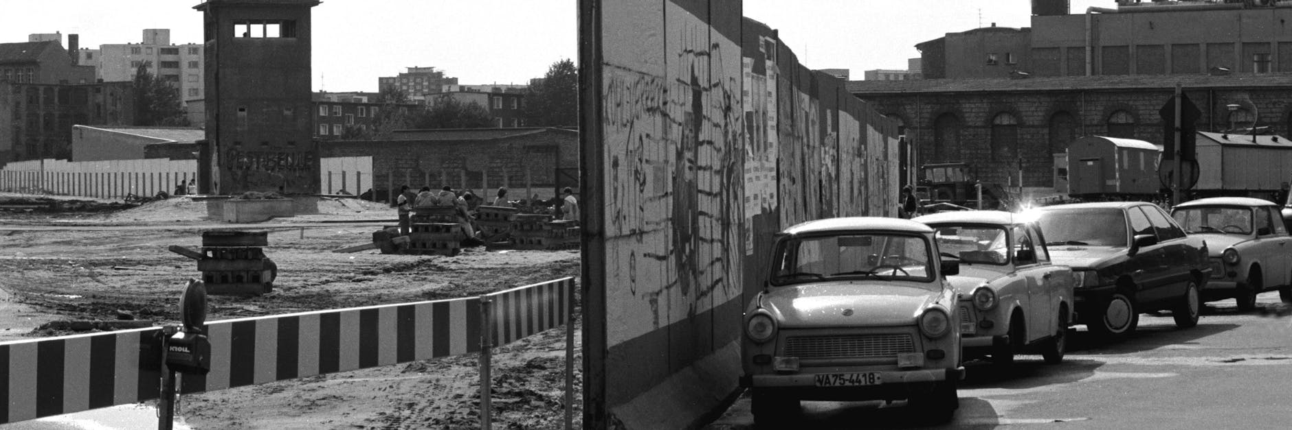 Reste der Berliner Mauer stehen im Juni 1990 zwischen den Berliner Bezirken Mitte und Kreuzberg.