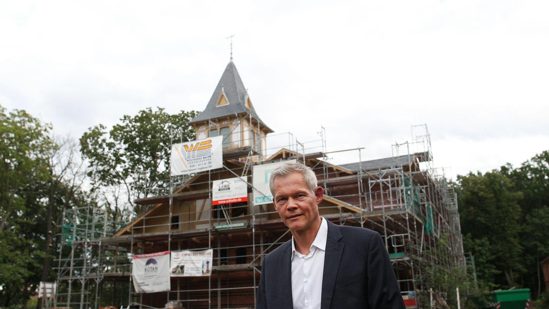 Christoph Schmidt, Chef von Grün Berlin, vor der Baustelle des Eierhäuschen.