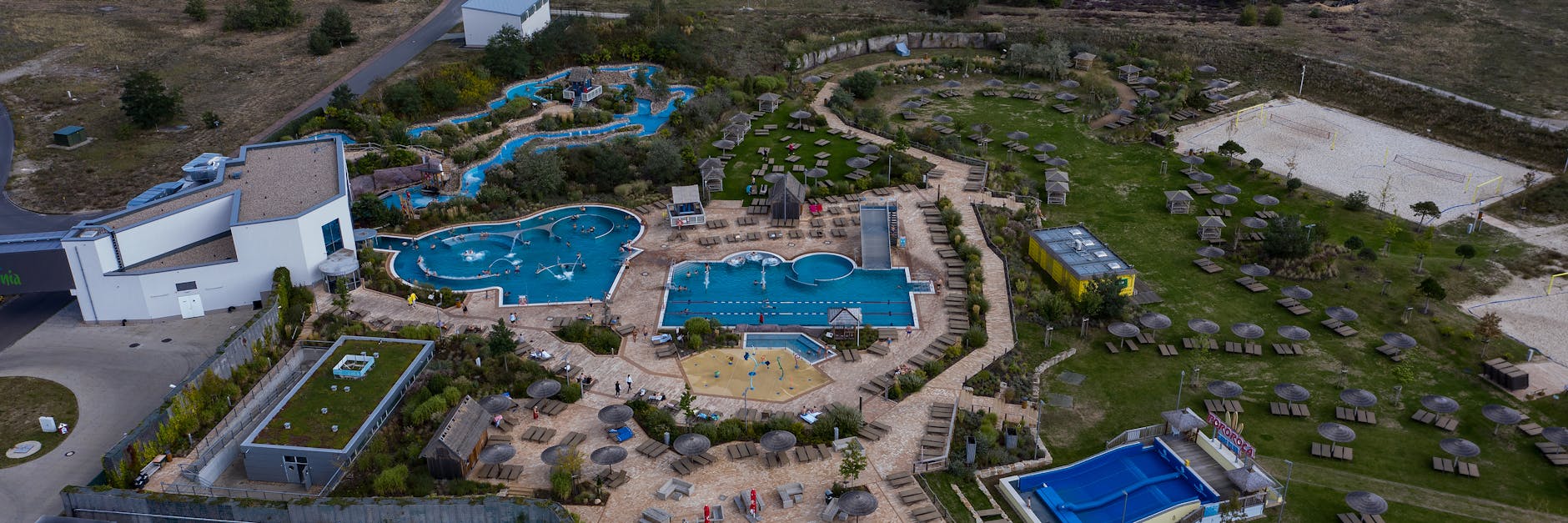 Blick auf die Außenanlage des Erlebnisbads Tropical Islands, in dessen Ausbau 20 Millionen Euro investiert wurden.