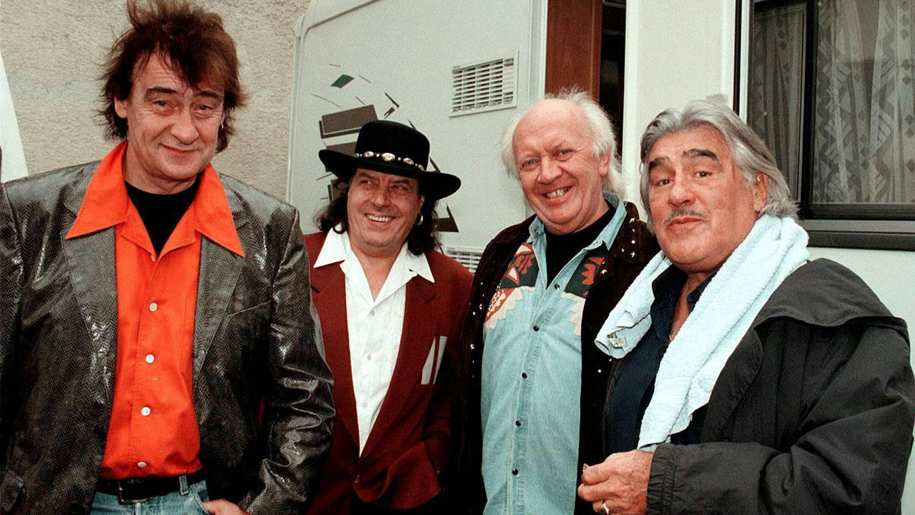 Die Puhdys-Männer Dieter „Maschine“ Birr, Dieter Quaster Hertrampf und Peter Eingehängt Meyer mit Mario Adorf bei den Dreharbeiten, die in München stattfanden.