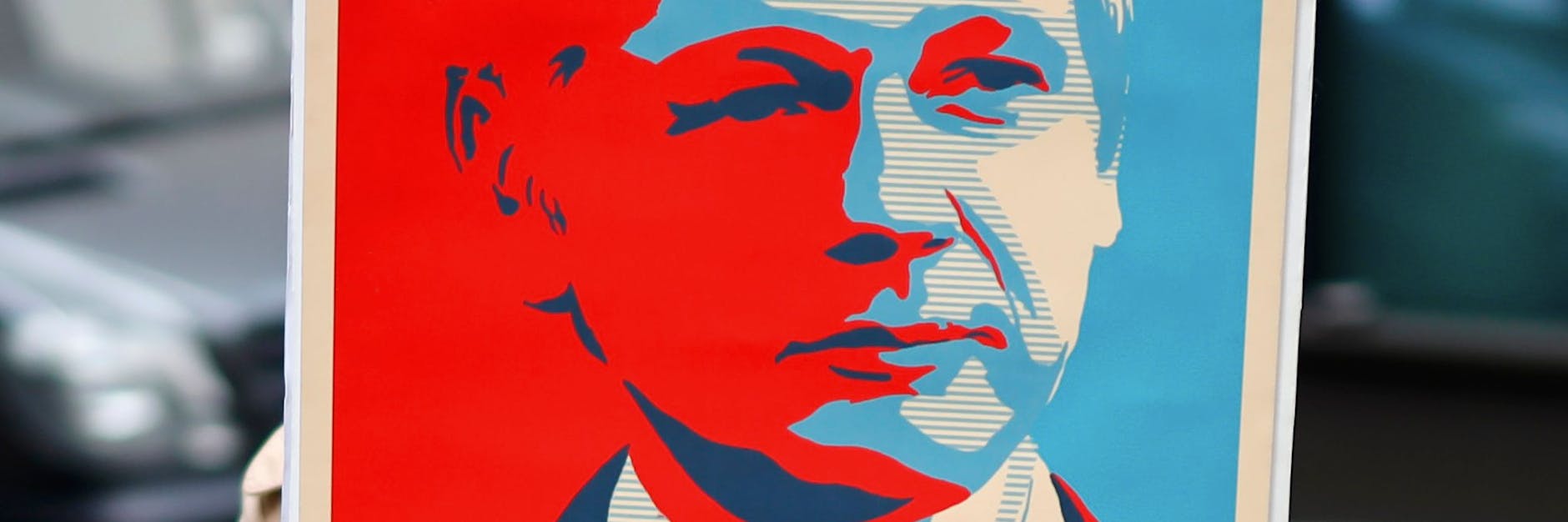 Demonstranten halten ein Porträt von Wikileaks-Gründer Julian Assange in die Höhe.