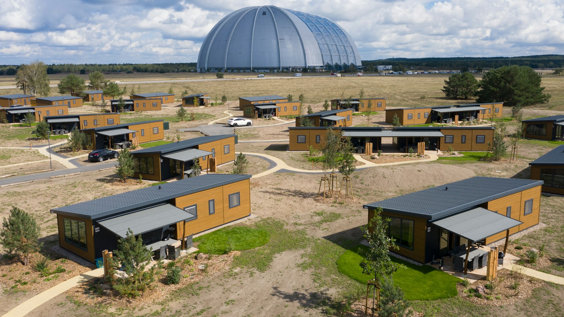 So sehen die neuen Ferienhäuser unweit der berühmten Traglufthalle aus, in der sich das ursprüngliche Tropical Island befindet.