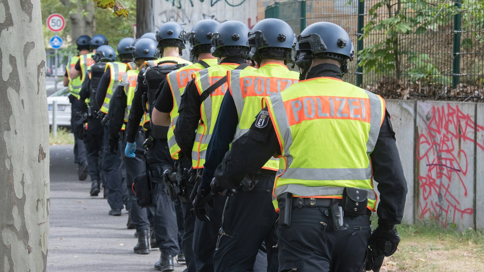 In Berlin richtet sich der Verdacht gegen einen Beamten in einem Neuköllner und einen in einem Spandauer Polizeiabschnitt. (Symbolbild)