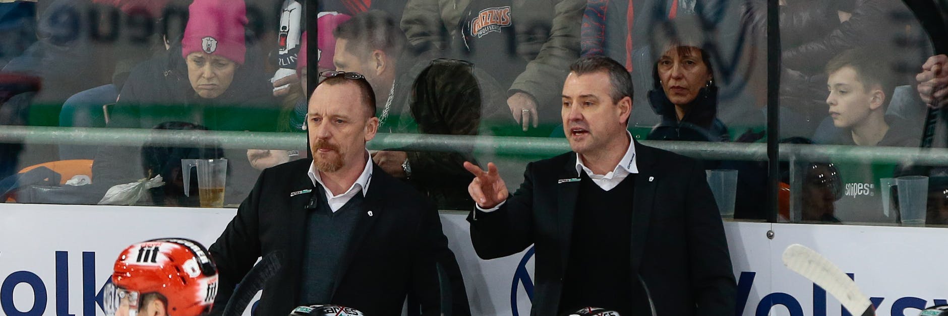 Cheftrainer Serge Aubin (r.) und sein Assistent Craig Streu werden erst im November wieder Anweisungen in einem Pflichtspiel der Eisbären geben.