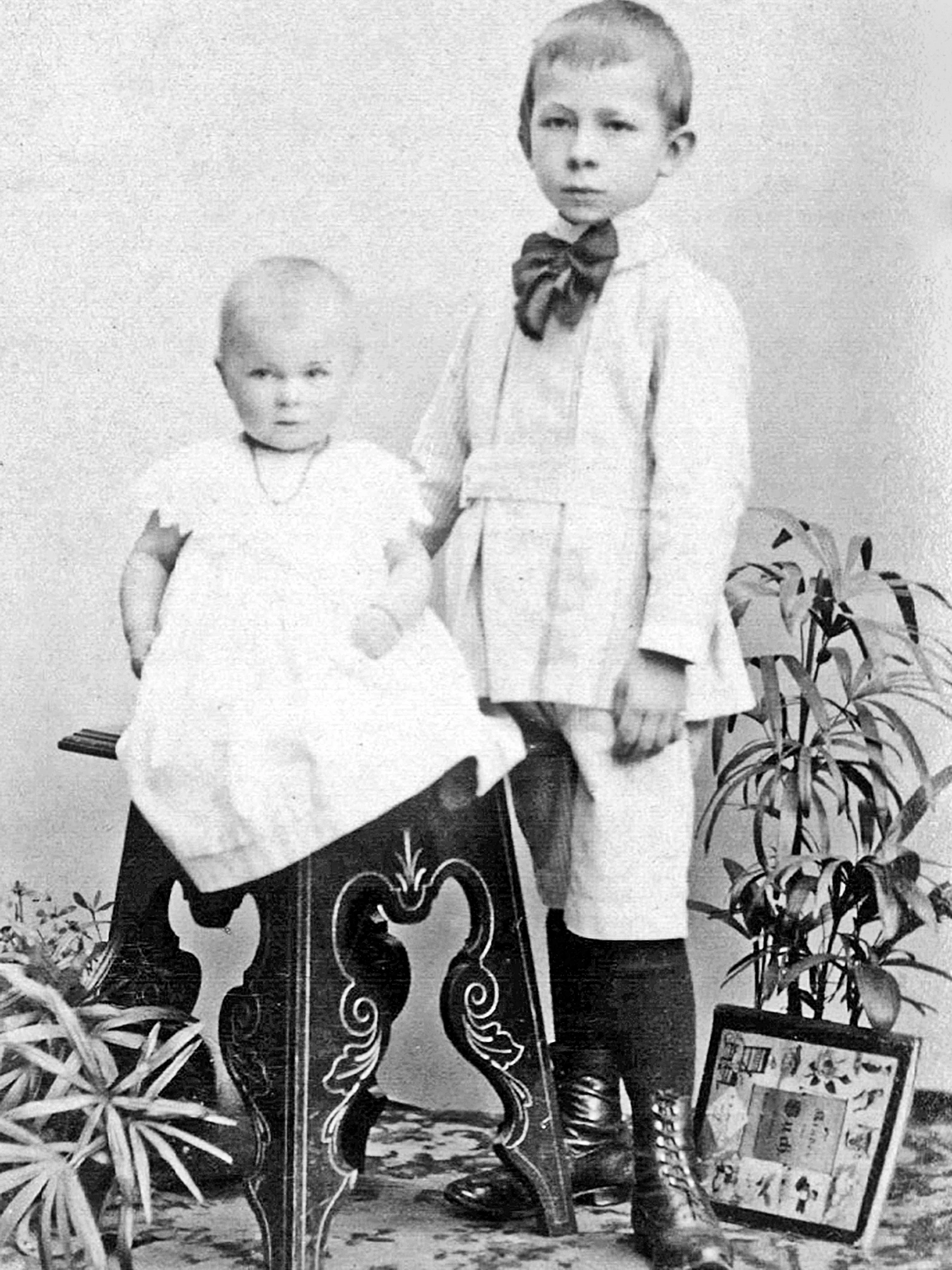 Das früheste Foto von Walter Ulbricht- mit seiner Schwester Hildegard, 1900&nbsp;<br><br>