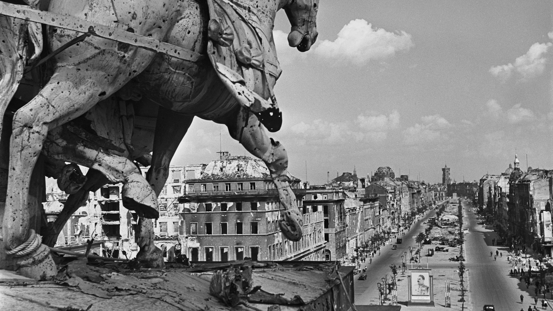 Robert Capa: Blick vom Brandenburger Tor Richtung Unter den Linden mit großem Stalin-Bild (Ausschnitt).