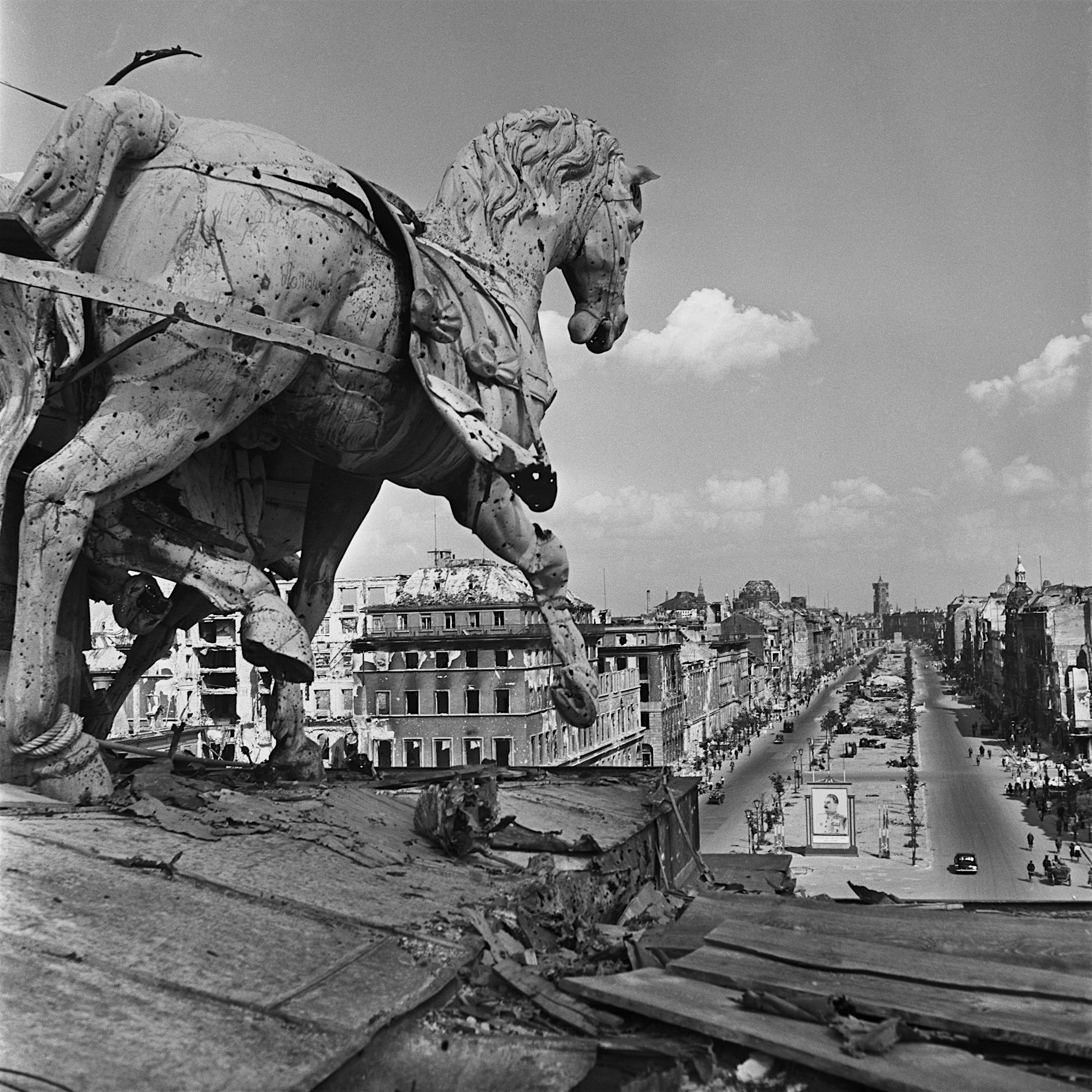 „Berlin Sommer 1945“ – Robert Capa fotografierte den Abschied und die Rückkehr ins Leben