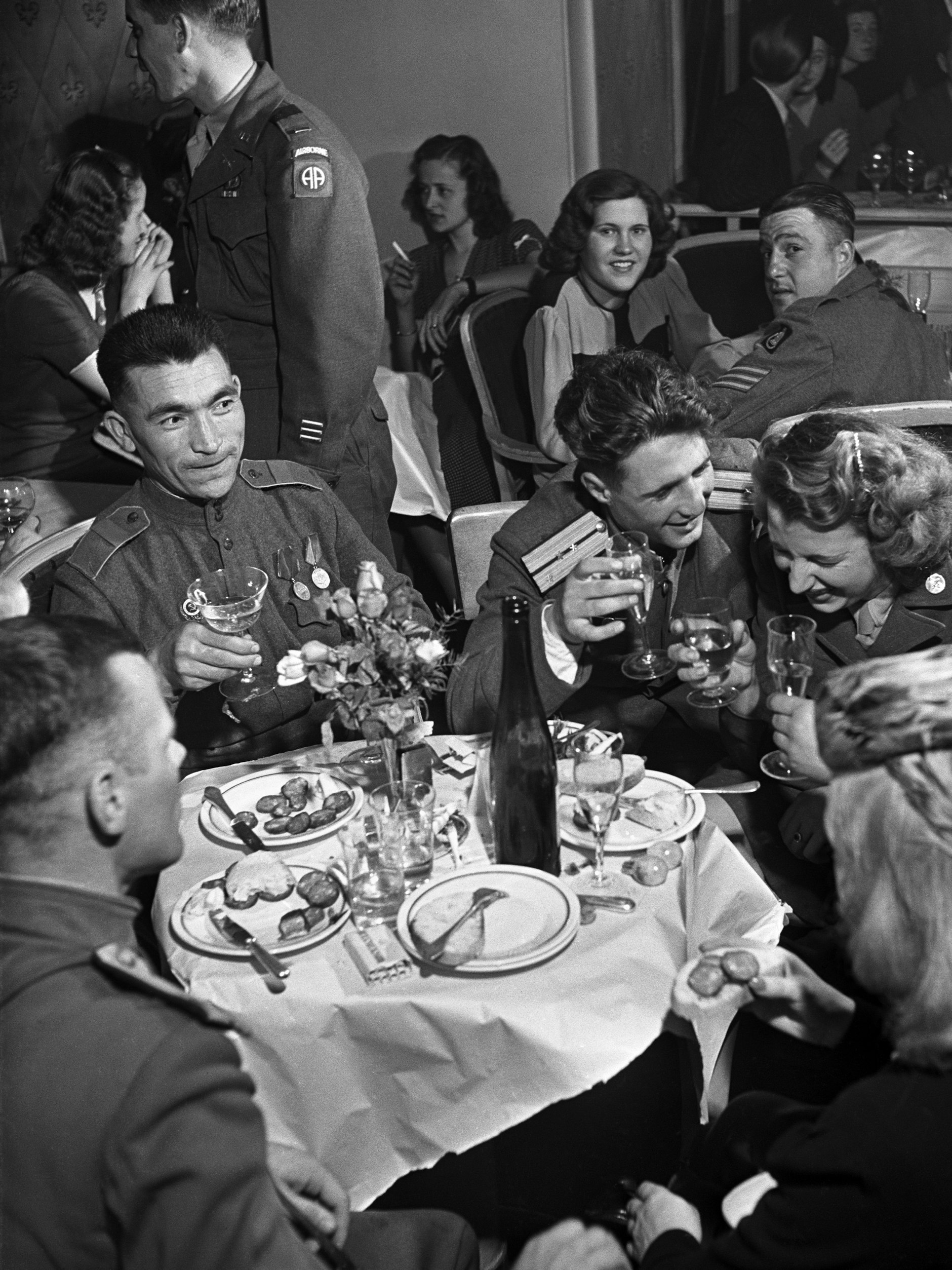 Alliierte Soldaten und Zivilisten im Tanzcafé Femina, Nürnberger Straße 50-52, Schöneberg (Ausschnitt).