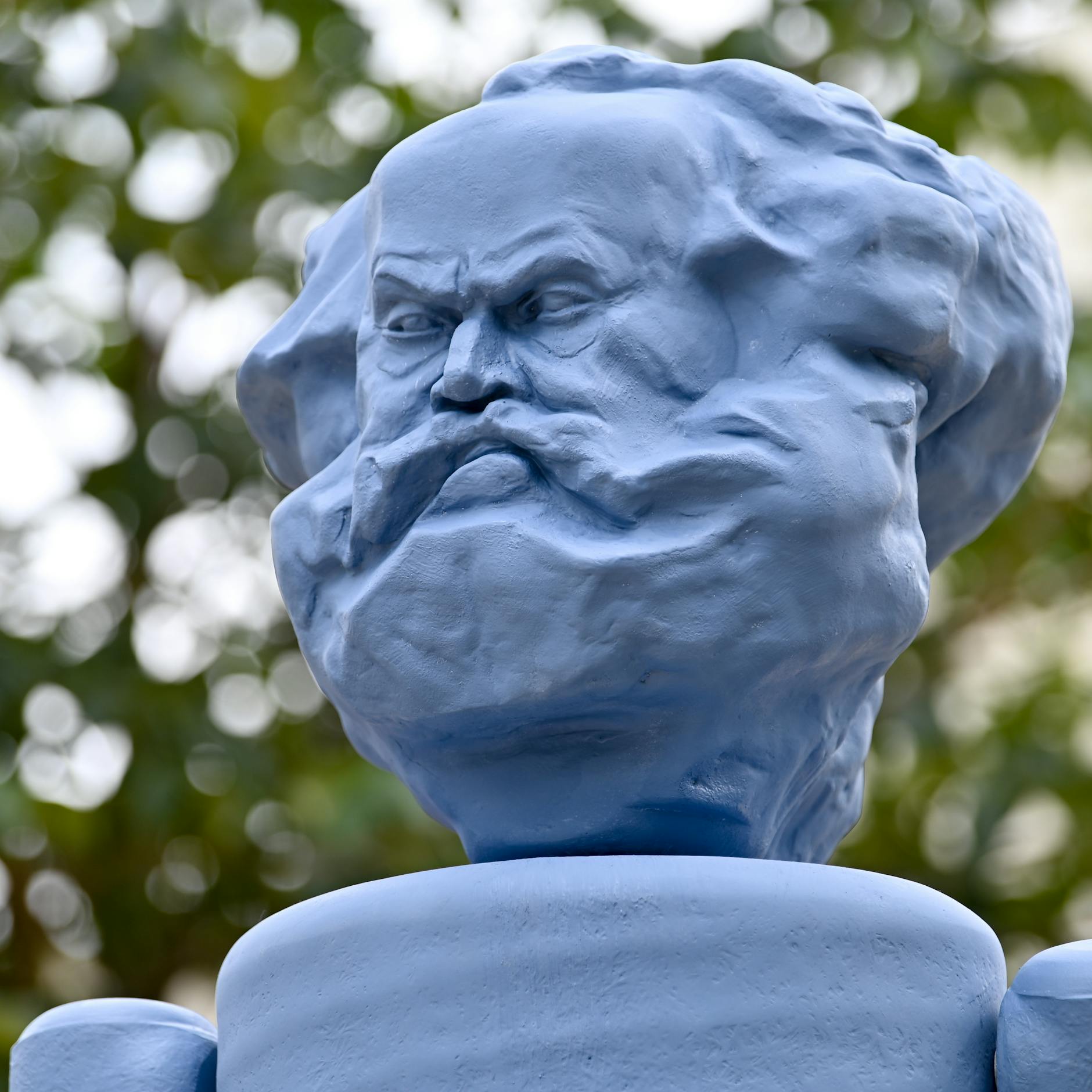 Die Linke-Politikerin Janine Wissler steht auf Karl Marx, den Großtheoretiker des Kommunismus.