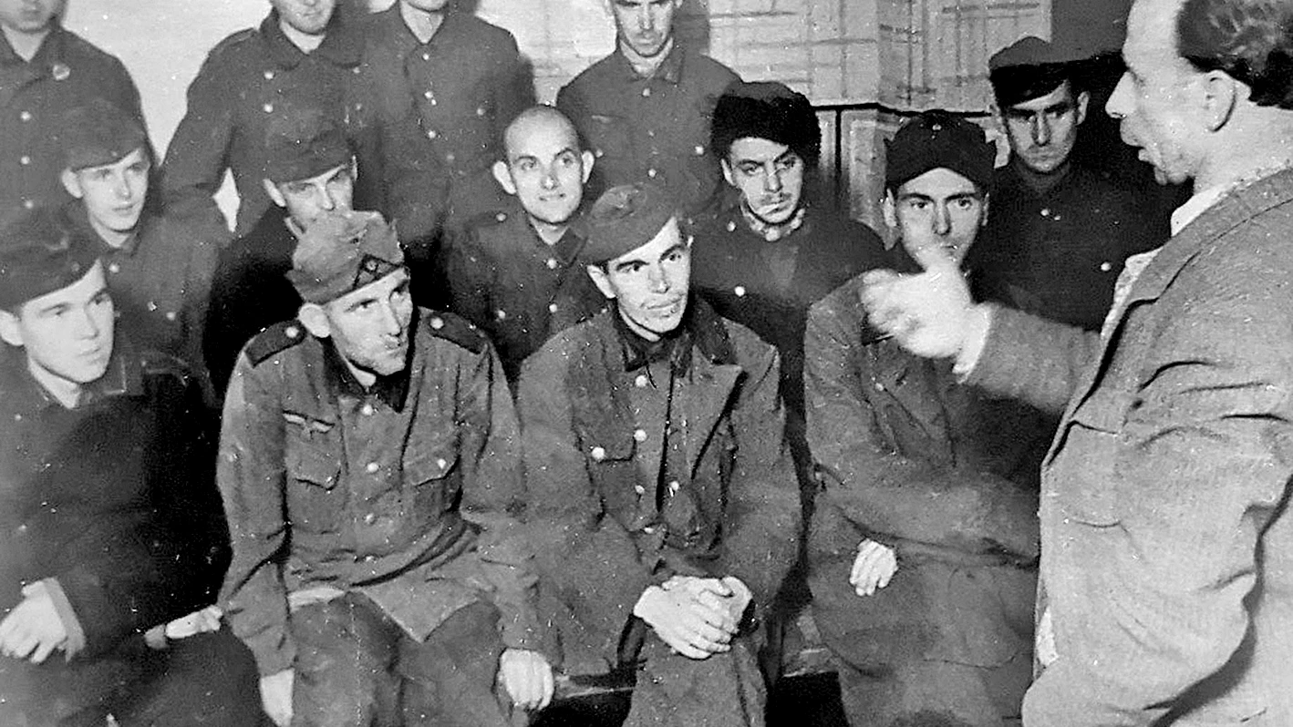 Im August 1941 besucht Walter Ulbricht erstmals in der Sowjetunion ein Lager mit deutschen Kriegsgefangenen und spricht mit seinen Landsleuten.&nbsp;<br><br>