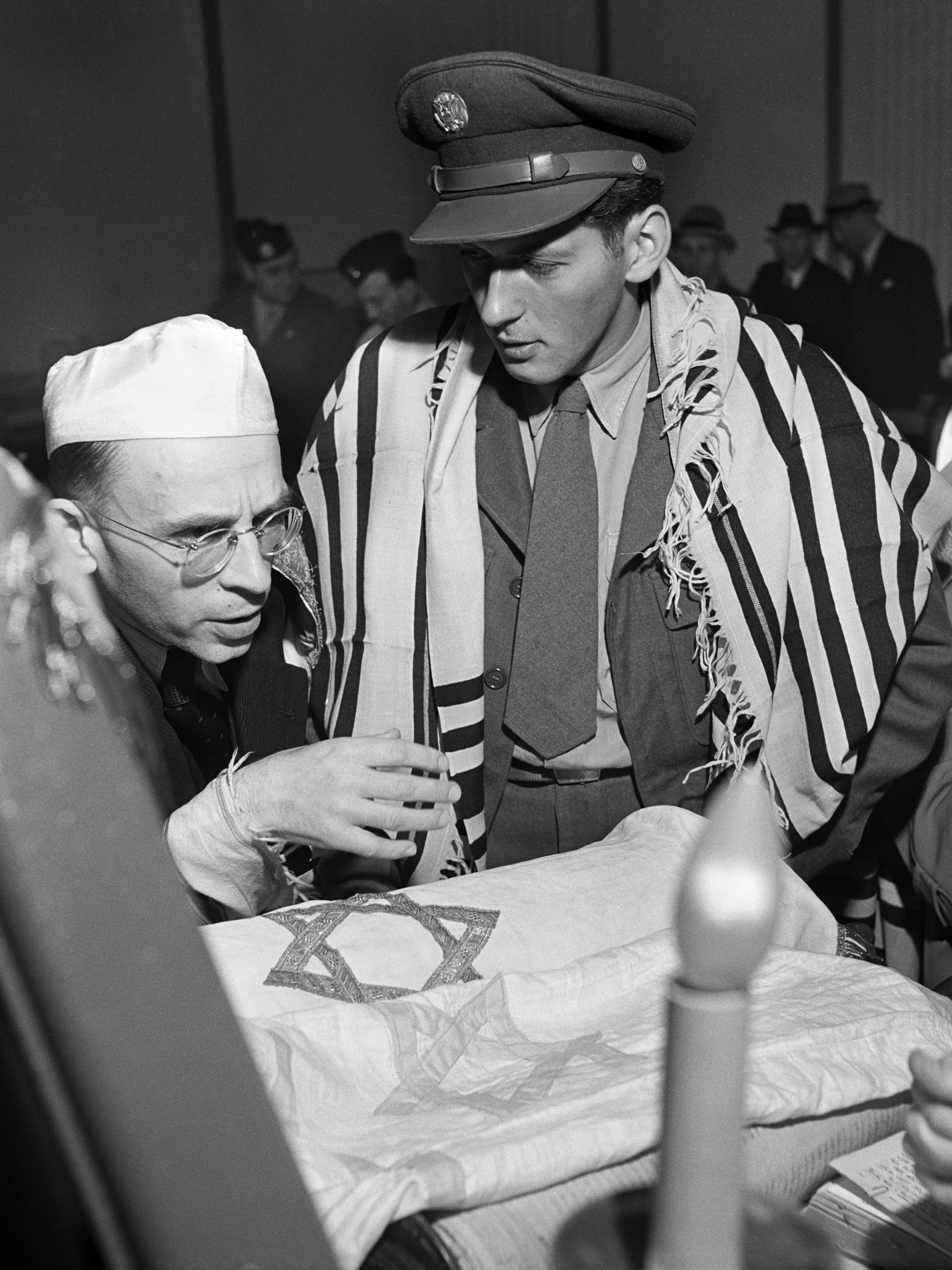 Gerhard Cohn und US-Gefreiter Werner Nathan beim jüdischen Neujahrsfest Rosch ha-Schana in der Synagoge Thielschufer, (heute Fraenkelufer), Kreuzberg (Ausschnitt).&nbsp; &nbsp;