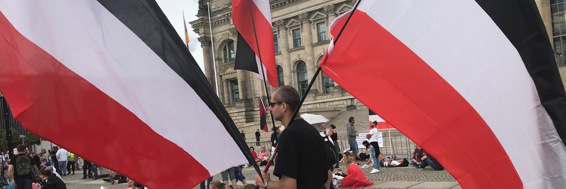 Ein Demonstrant am 29. August vor dem Reichstag.