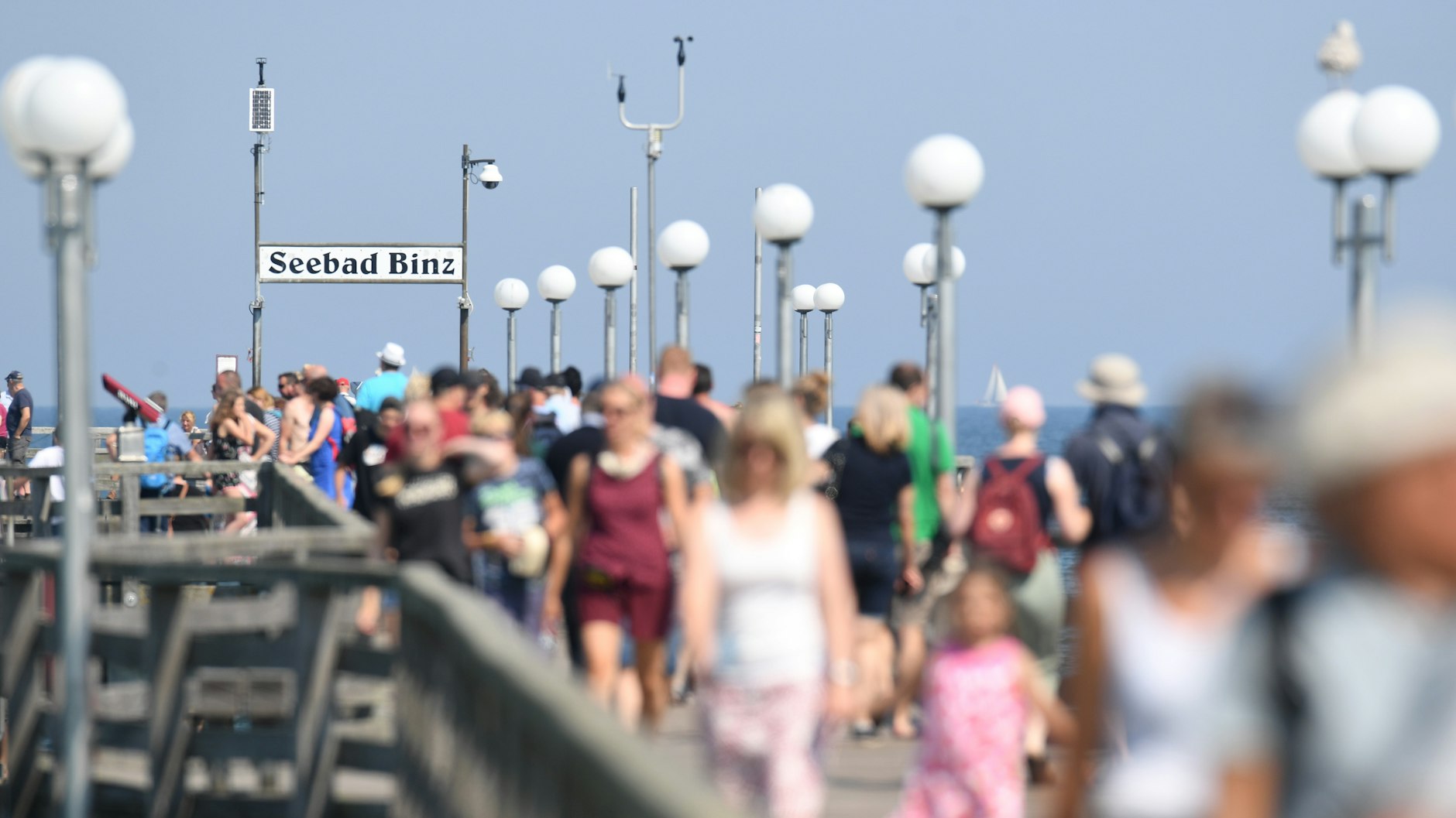 Die Löhne, die im Sommer gezahlt werden, reichen nicht, um über den Winter zu kommen: Die Binzer Strandpromenade im August dieses Jahres.