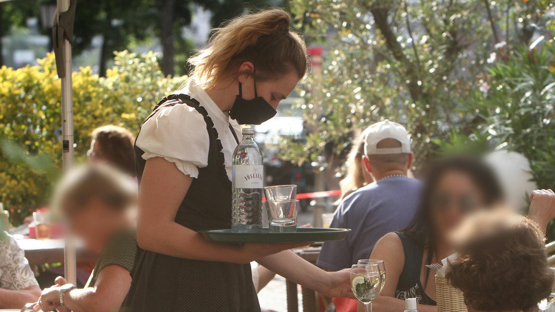 Gästedaten müssen nun nicht nur in Innenräumen, sondern auch in der Außengastronomie erfasst werden.